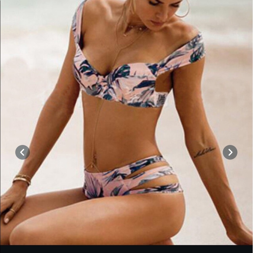 Bikini - Picture 13 of 13